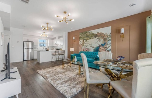 Niagara Falls Apartment | LUX - Designer Penthouse Apt with Rooftop And Parking