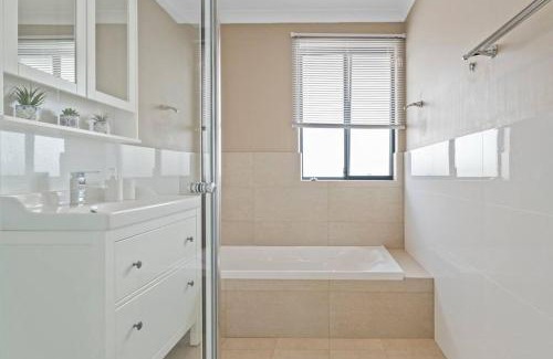 Dawesville House | Family Beach House with Tennis Court in Dawesville