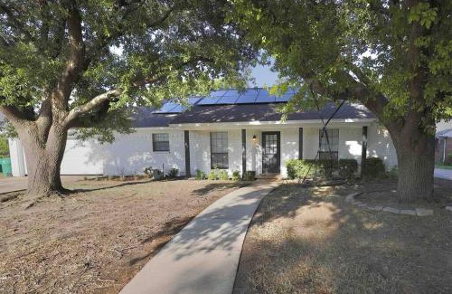 Celina House | Tranquil Retreat: 3BR Haven near Celina Sq