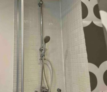Greenwich Apartment | Modern 1-Bed Apt with Gym and Pool, next to metro