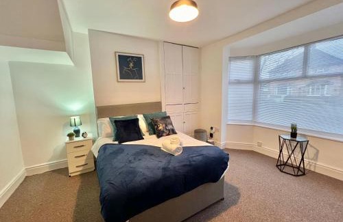 Holbrooks House | Spacious 5-bed house in Coventry by Seeka Stay, Ideal for business, Sleeps 7!