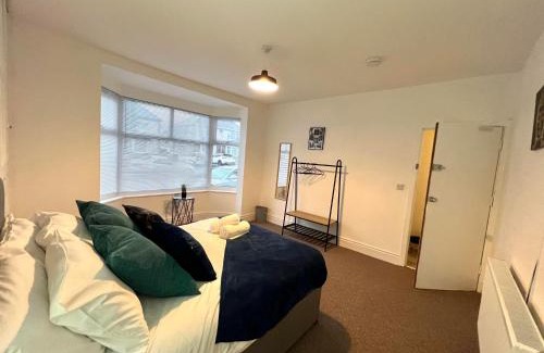 Holbrooks House | Spacious 5-bed house in Coventry by Seeka Stay, Ideal for business, Sleeps 7!