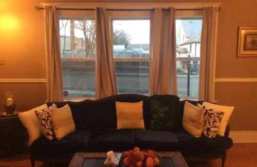 Niagara Falls House | Pool & Sauna House Located in City Center