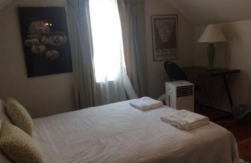 Niagara Falls House | Pool & Sauna House Located in City Center