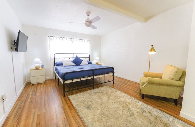 Casa Playas, Large Groups Welcome! Huge Master King Bed. Private Garage, Patio!