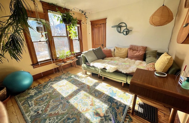 Downtown historic mountain-view charmer - walk to trails and shops!