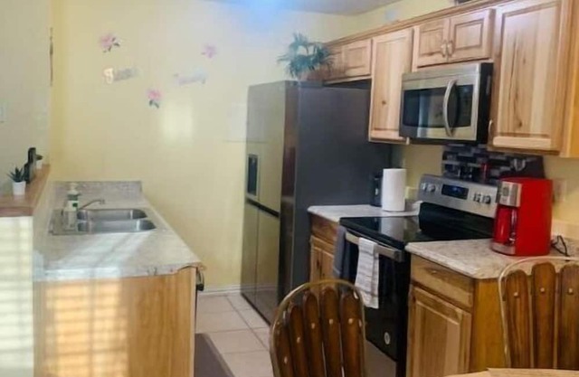 Luxury 2 bedroom rental place with a fireplace