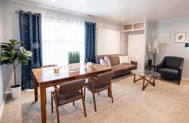 Newly Renovated 3BR w/ King Bed - 4mi from DTFW