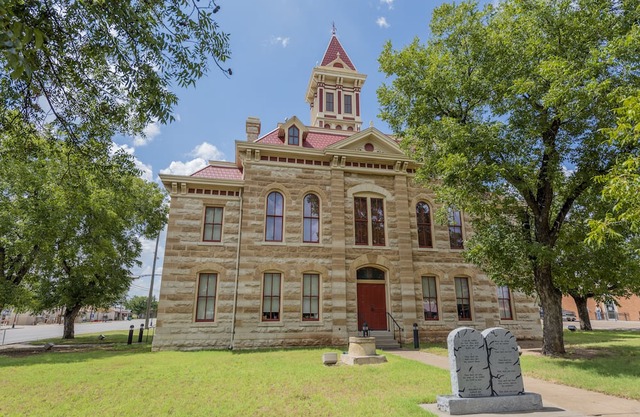 Cow Co. Cottages - One Block Away From Downtown Shopping, Dining, & More!