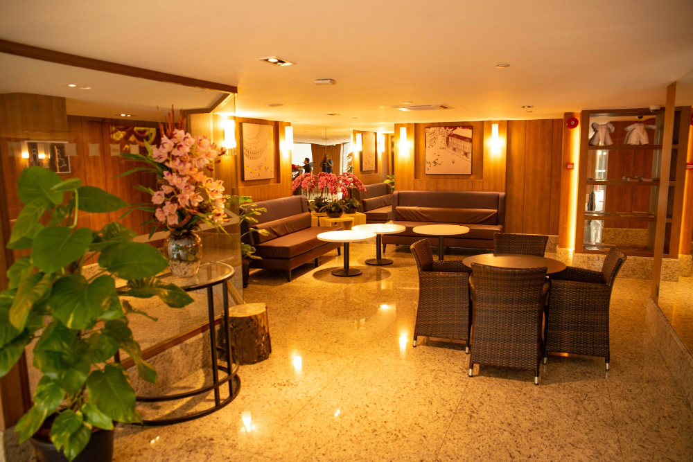 Level ◆ Deluxe Two Bedroom Suite | River North