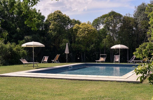 Nice apartment in villa for 2 guests with pool, WIFI, A/C, TV, pets allowed and parking