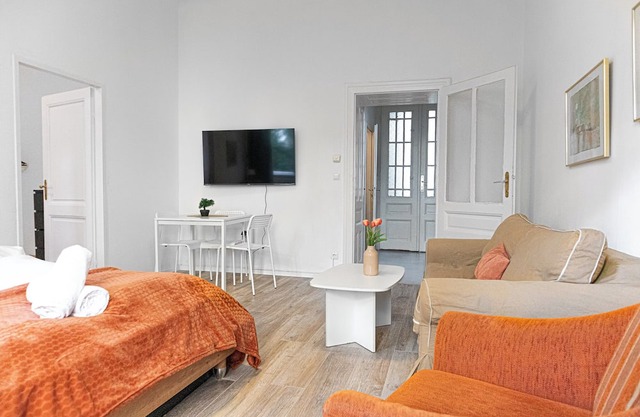 Modern 2BR Apt Near Karlsplatz