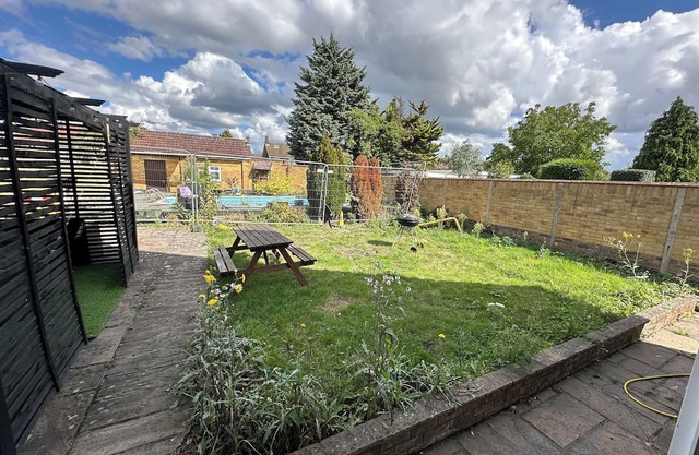 Heathrow House with Hot tub and Garden