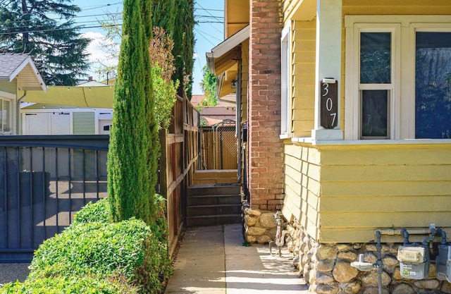 Near LA Cozy Home With Full Kitchen & Laundry