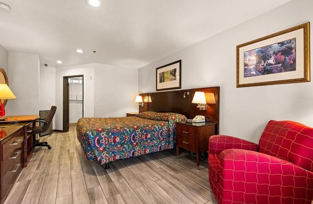 Paradise Lodge - Canoga Park