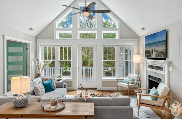 Perfect Oceanside House w Pool, Hot Tub & Screened in Porch, Short walk to beach