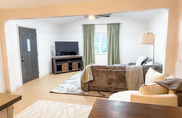 Charming, Peaceful 3-bedroom house with view of Horse Farm