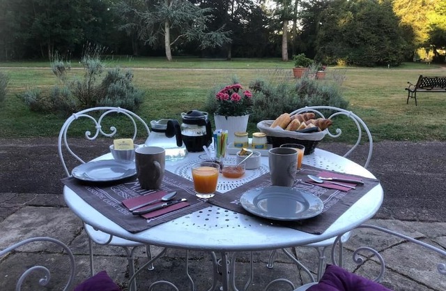 Bed and breakfast in a park 5 minutes from Cerza, ideal for recharging your batteries!