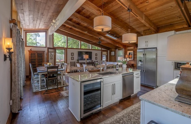 FULLY RENOVATED COTTAGE, BLOCK TO BEACH! 4 bed/3.5 bath-Sleeps 11, Dog Friendly!