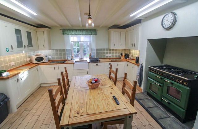 Hadrians Wall Cottage Greenhead - a cottage that sleeps 8 guests in 4 bedrooms