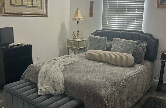 Elegant, Quiet Homey Apartment