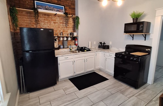 Cozy 1-bedroom apartment in charming Ludlow with WiFi, AC