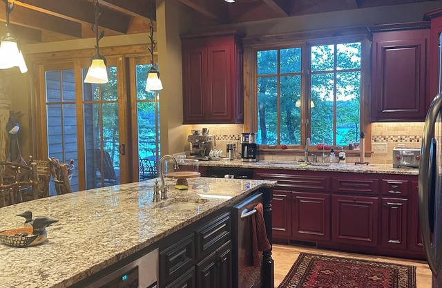 Gorgeous 6-bedroom house in lovely Hayward with AC, WiFi