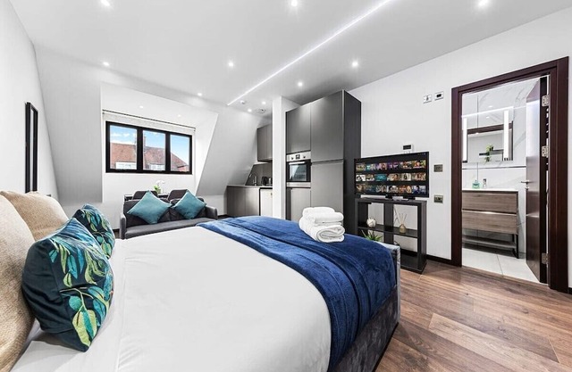 Stylish King Size Bed Studio near Central London