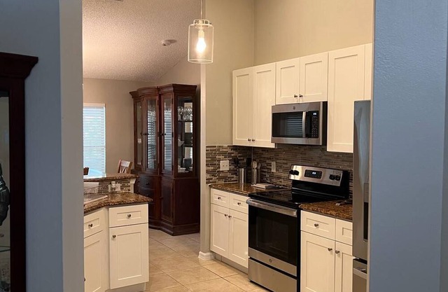 3-bedroom house in tranquil Palm Bay with WiFi, AC