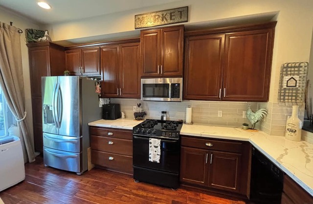 Cozy 3-bedroom townhome in charming Issaquah Highlands area with WiFi.