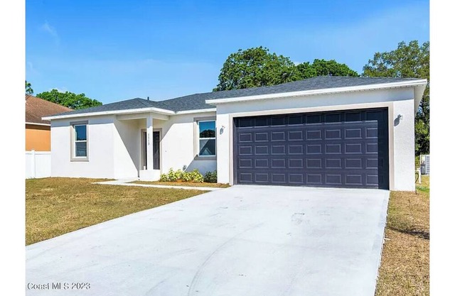 Cozy 4-bedroom house in tranquil Palm Bay with WiFi, AC. 30 minutes from beach.