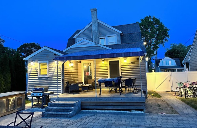 Charming 4 Bedroom House with Pool and tropical backyard Oasis