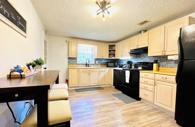 Cozy 3 bedroom house - Monthly Stay Discount