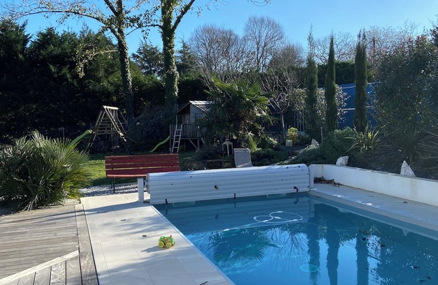 Family home with heated pool just outside Bayonne /Mouguerre
