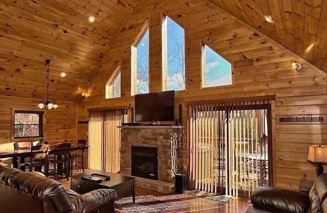 Hot Tub, Pool Table, Fire Pit, 5 MIN TO SKI SLOPES, Secluded /Pet Friendly!