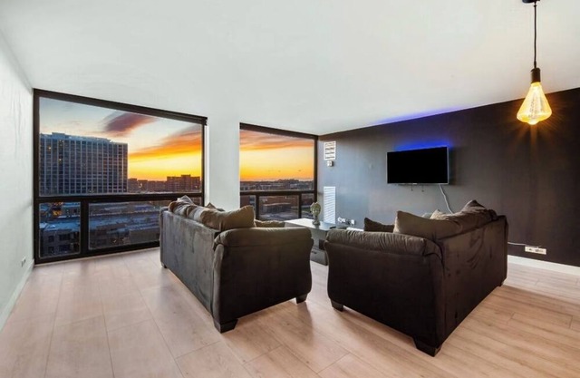 1bedroom condo with fitness room fabulous view literally steps away from Beach
