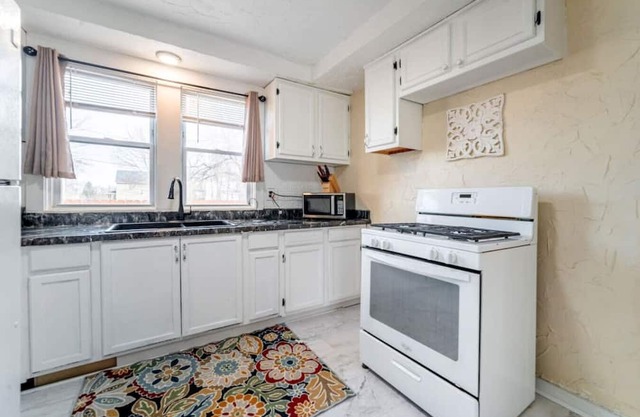 Large 5-Bed, 2-Bath Central Akron Group House