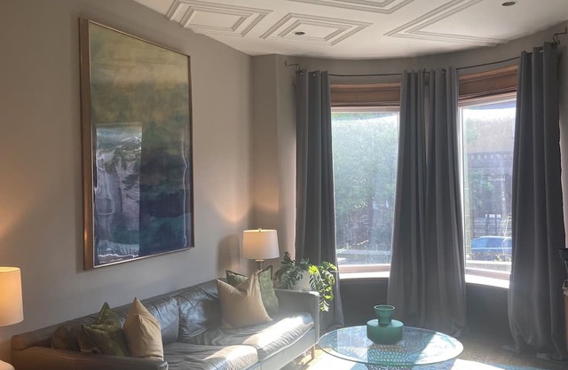 Charming 4-bedroom row home with AC, pool table, fitness room, WiFi in Chicago