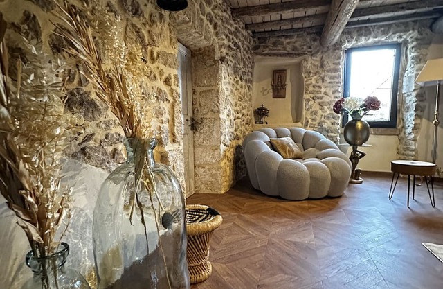 Holiday Home 'Pont Du Gard - Maison, Spa' with Mountain View, Wi-Fi and Air Conditioning
