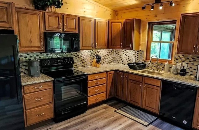 LAKEFRONT w/HOT TUB, FIRE PIT, 5 MIN TO SKI /Sleeps 22/Pet Friendly