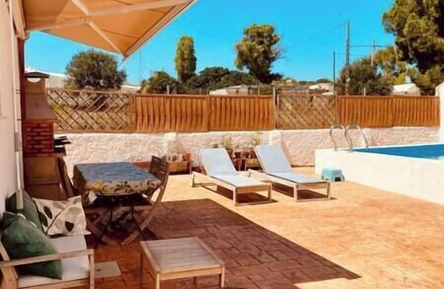 Cabaña de Madera en Zona Rural con Piscina Pero muy Bien Comunicada!