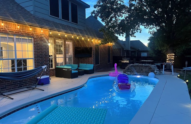 Awesome Pool House Pet friendly. Close to Mall and nice Restaurants. Great area