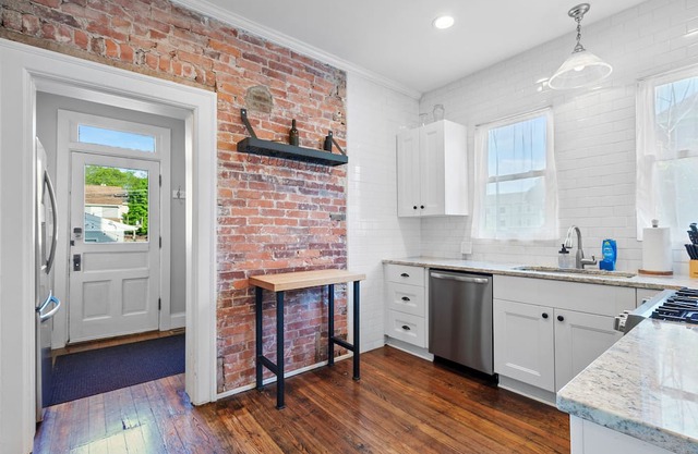 Urban Elegance Getaway – Historic 4 BDR in Trendy & Walkable Franklin Park!