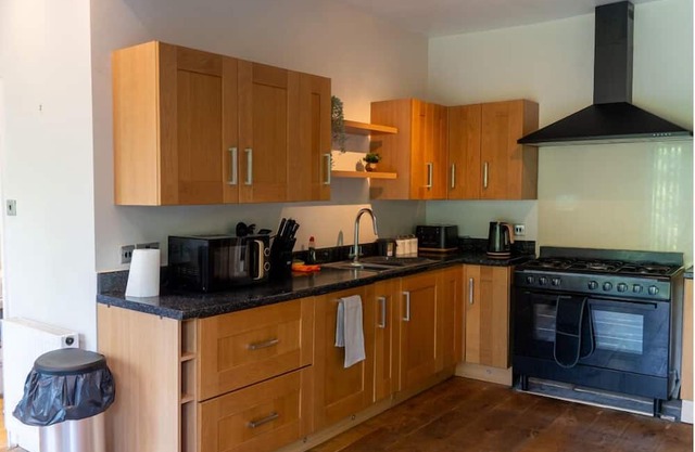 Spacious property Sleeps 13 Guests in Shirley