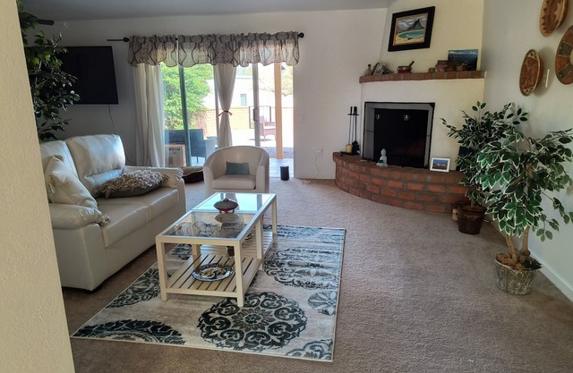 Single garage townhome in Green Valley with Green Valley rec access. Pets ok