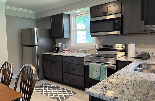 2 bedroom sleeps 6 in Affton with mobility ramp