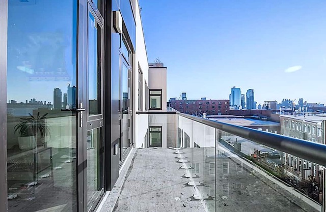 1 Large Bedroom - Massive Private Terrace - Luxury Building - Greenpoint