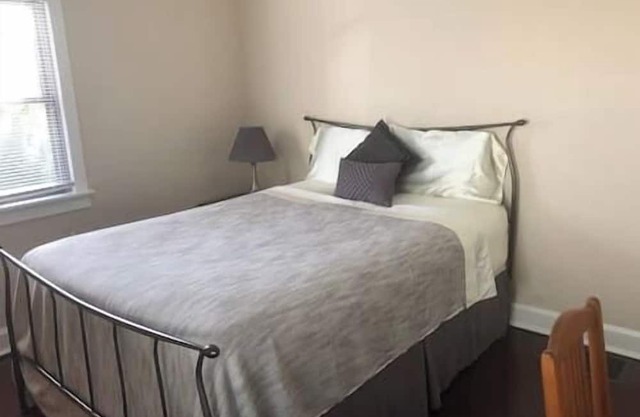 Prívate & Affordable room 3 Minutes from Downtown!