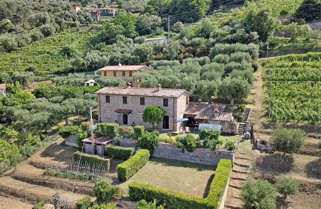 Wonderful private villa with WIFI, A/C, TV, panoramic view and parking, close to Forte Dei Marmi
