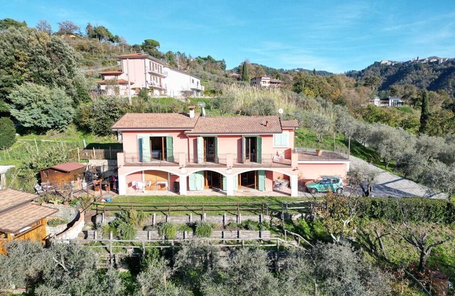 Wonderful villa for 5 people with WIFI, TV, terrace, panoramic view and parking, close to La Sp...